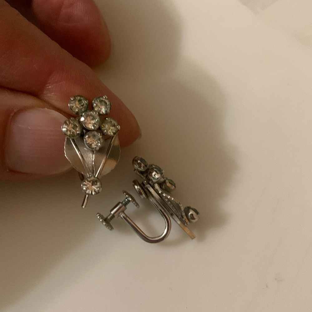 VINTAGE KREMENTZ RHINESTONE FLOWER SCREWBACK EARRINGS SIGNED SILVER TONE